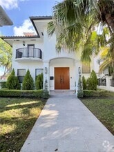 Building Photo - 835 SW 22nd Rd