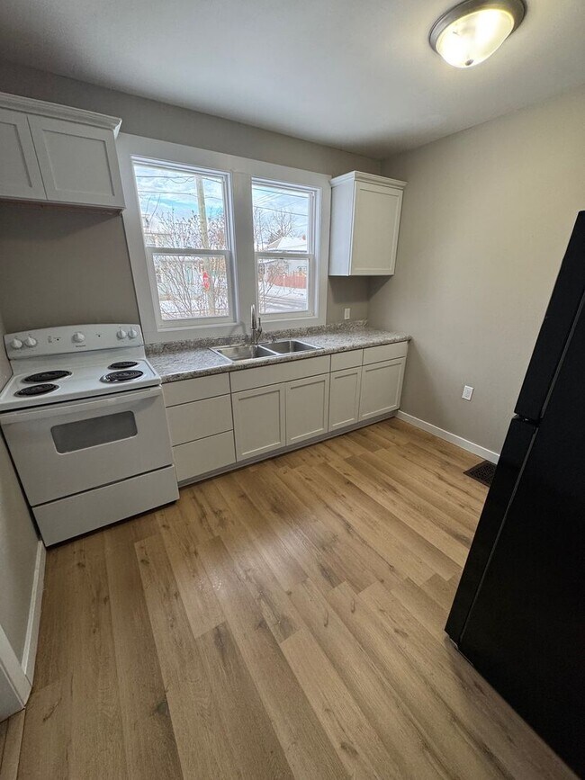 Foto del edificio - 649 W Creighton Ave