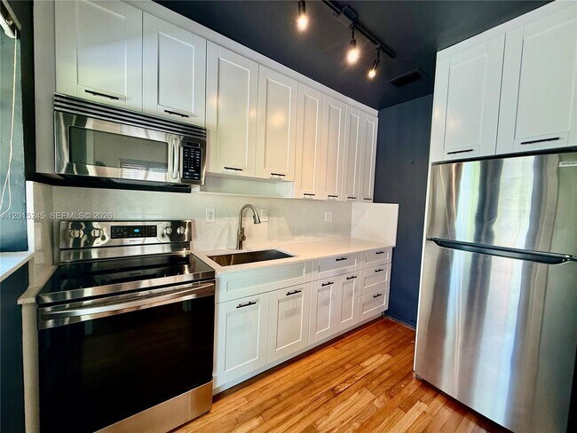 Building Photo - 2321 SW 31st Ave
