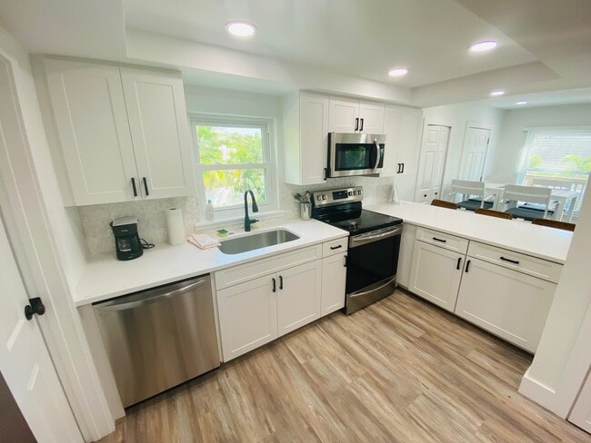 Building Photo - 113 4th Ave