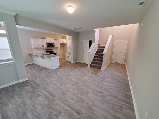 Building Photo - Like New Town Home in Midland