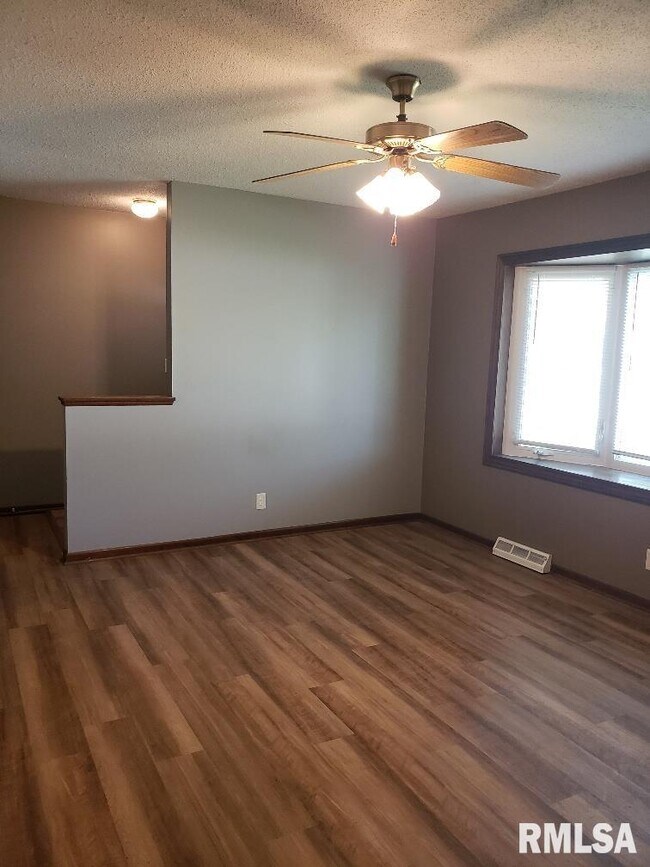 Foto del edificio - 4811 Candlelight Dr