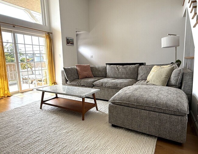 Building Photo - Furnished Multi-Level Townhome in South Redondo Beach – Available for 6–12 Months