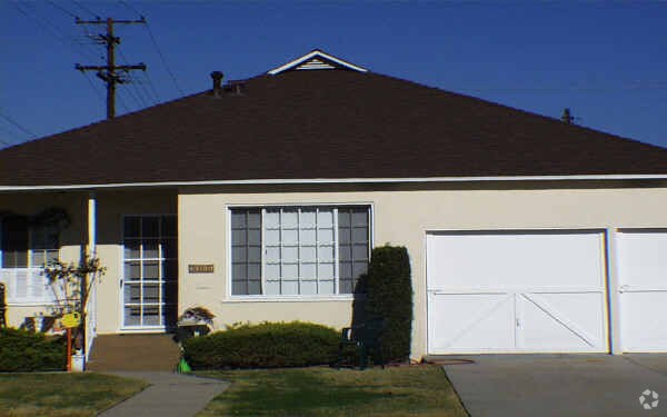 Building Photo - 305 E College St