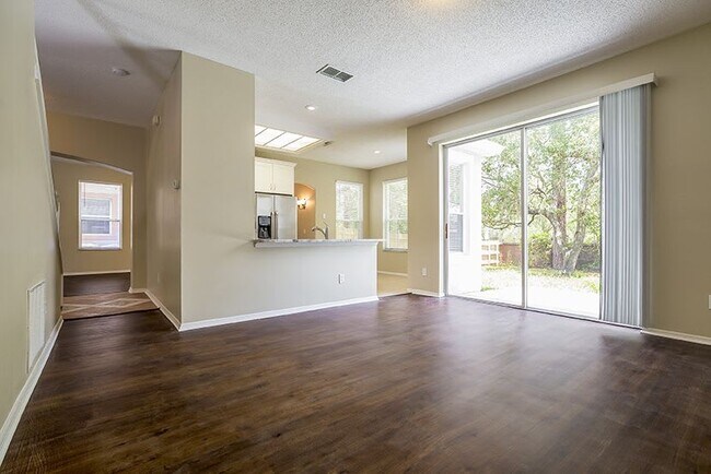 Building Photo - 204 Hanging Moss Dr