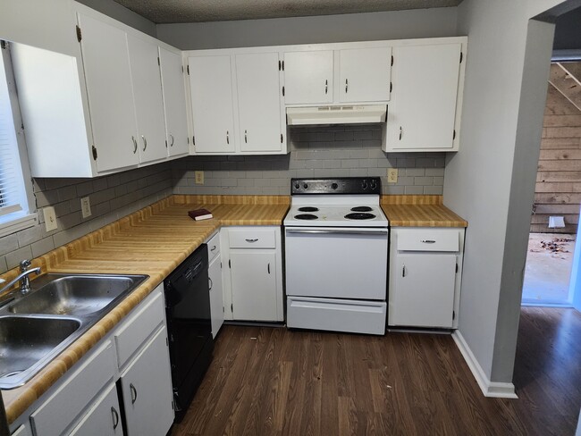 Foto del edificio - 132 Pinehurst Ct