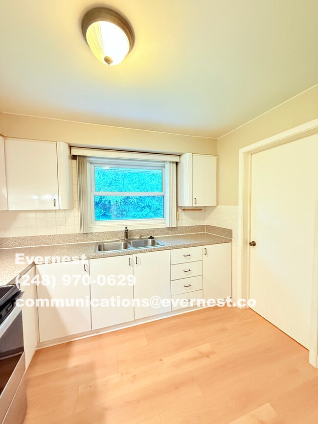 Building Photo - 17252 Sunnybrook Dr