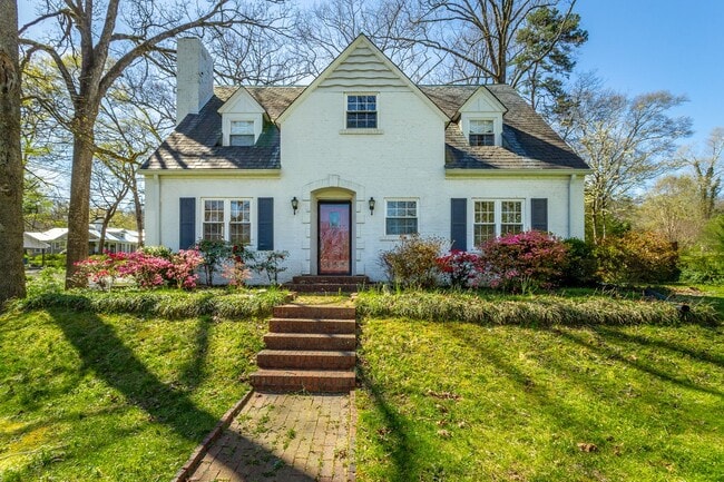 Building Photo - 3 Bedroom 2 Bath Classic