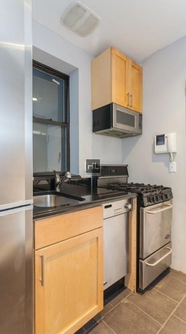 Building Photo - Avenue B