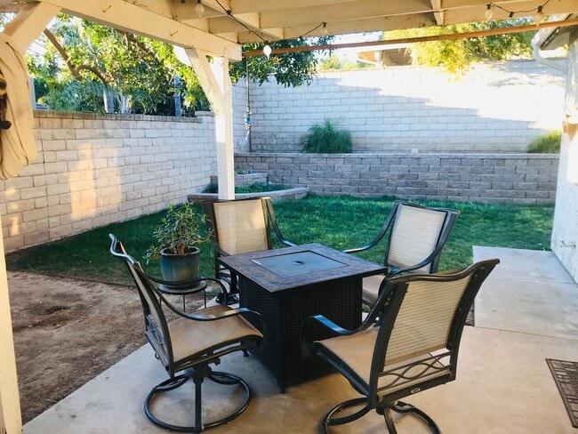 Building Photo - Unbeatable Charm in Camarillo's Colony