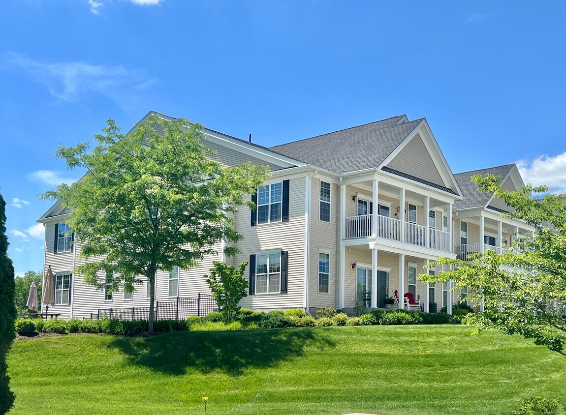 722 Center Meadow Ln Unit 722, Danbury, CT 06810 Condo for Rent in