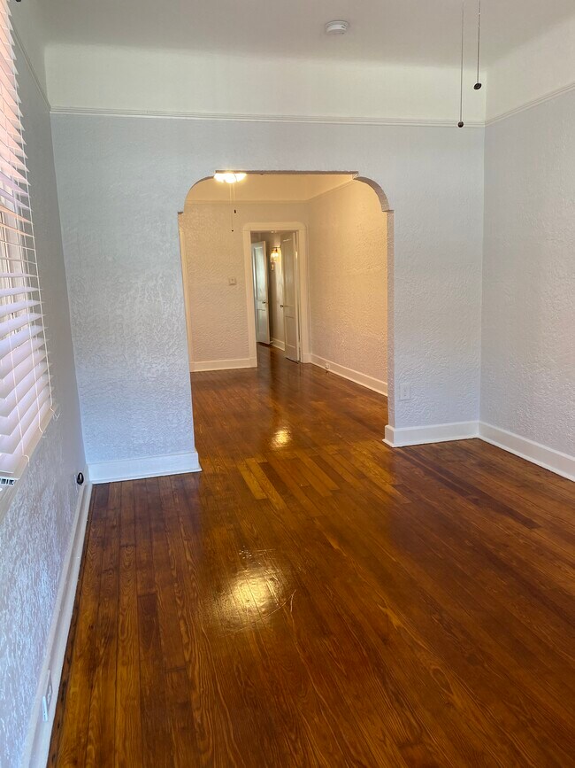 Living Room - 5267 Tchoupitoulas St