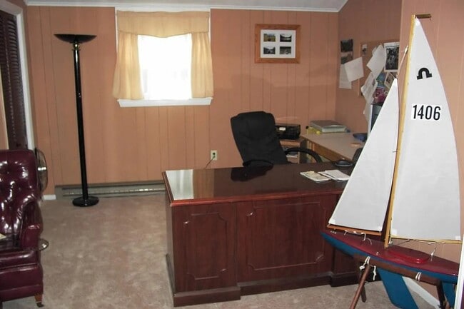 Dormitorio del primer piso utilizado como oficina - 1 Cayuga Dr