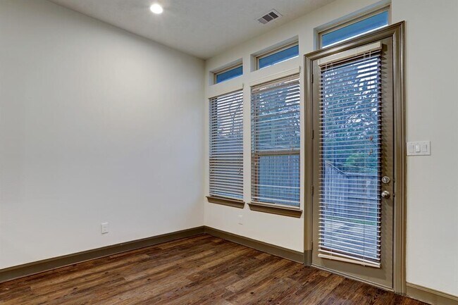 Building Photo - 50 Aventura Pl