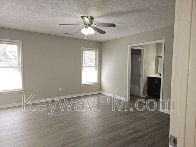 Building Photo - 107 Robinwood Dr