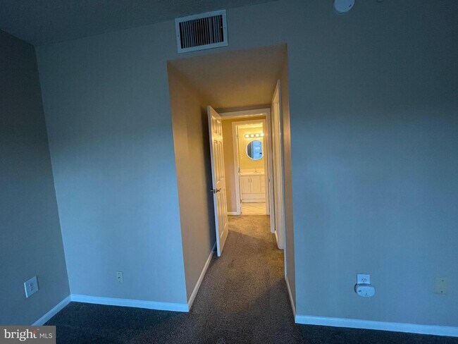 Foto del edificio - 6301 Stevenson Ave