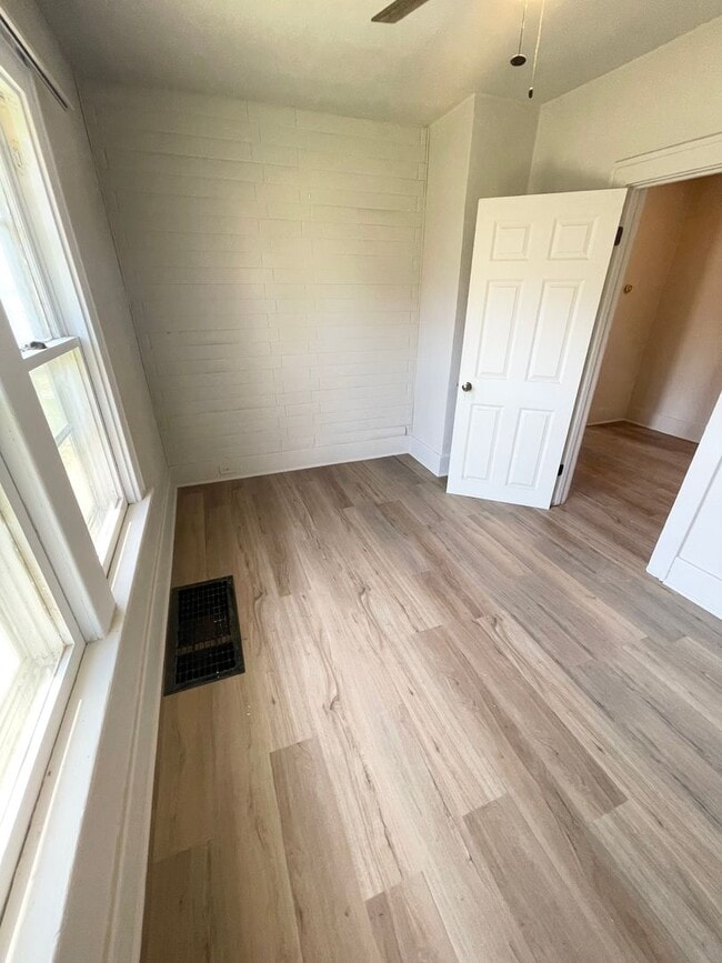 Foto del edificio - One bedroom one bathroom house for rent!