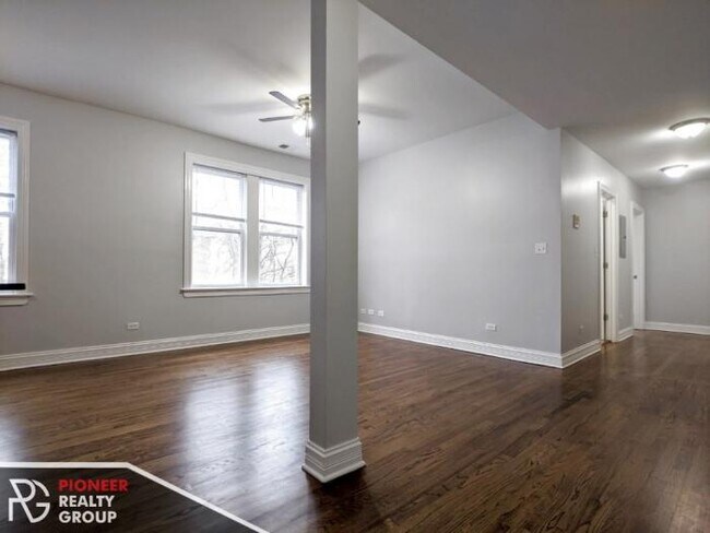 Building Photo - 3 bedroom in CHICAGO IL 60626