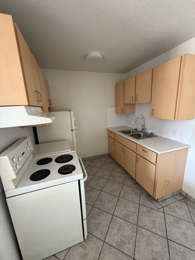 Building Photo - 9725-9130 130 Ave NW