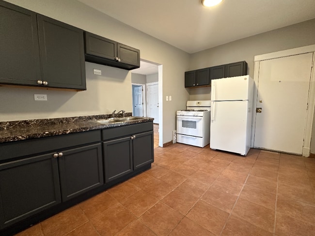 Photo - 846-856 N Mayfield Ave Apartment