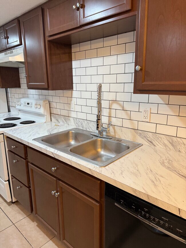 New modern kitchen faucet - 7261 Pond Cir