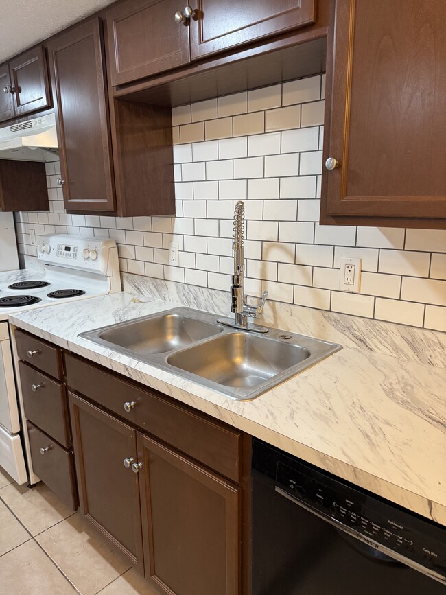 New modern kitchen faucet - 7261 Pond Cir
