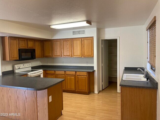 Foto del edificio - 7681 W Lamar Rd