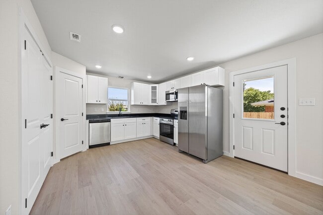 Building Photo - S 5th St