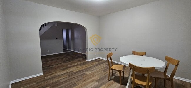 Photo - 933-935 N Dearborn St Apartment