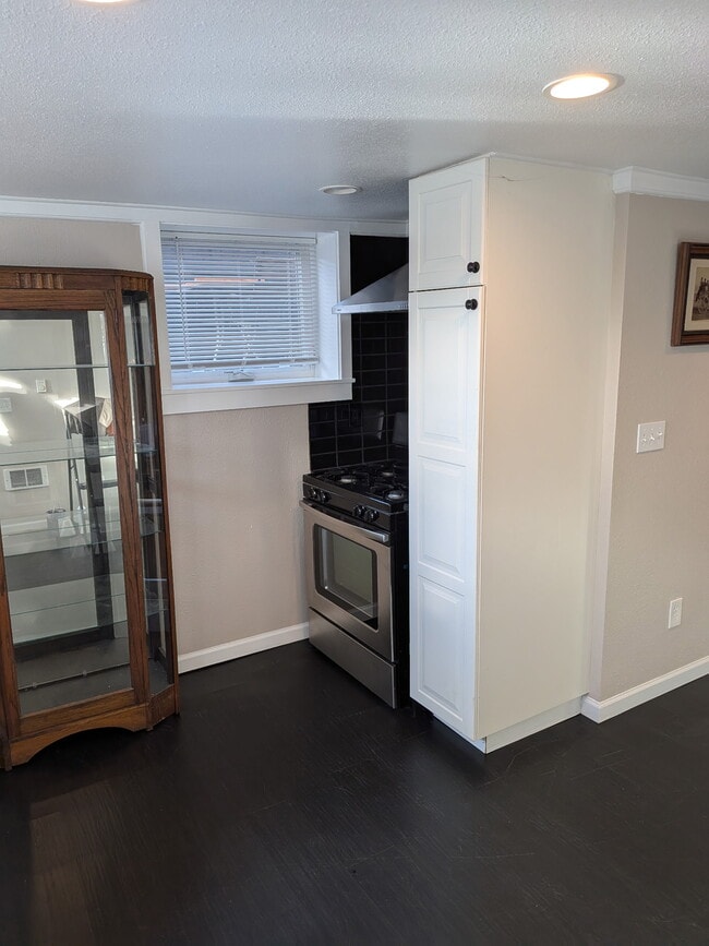 Estufa de cocina, más gabinetes - 402 NE 40th St