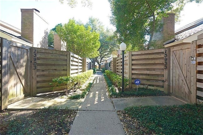 Building Photo - 13919 Hollowgreen Dr