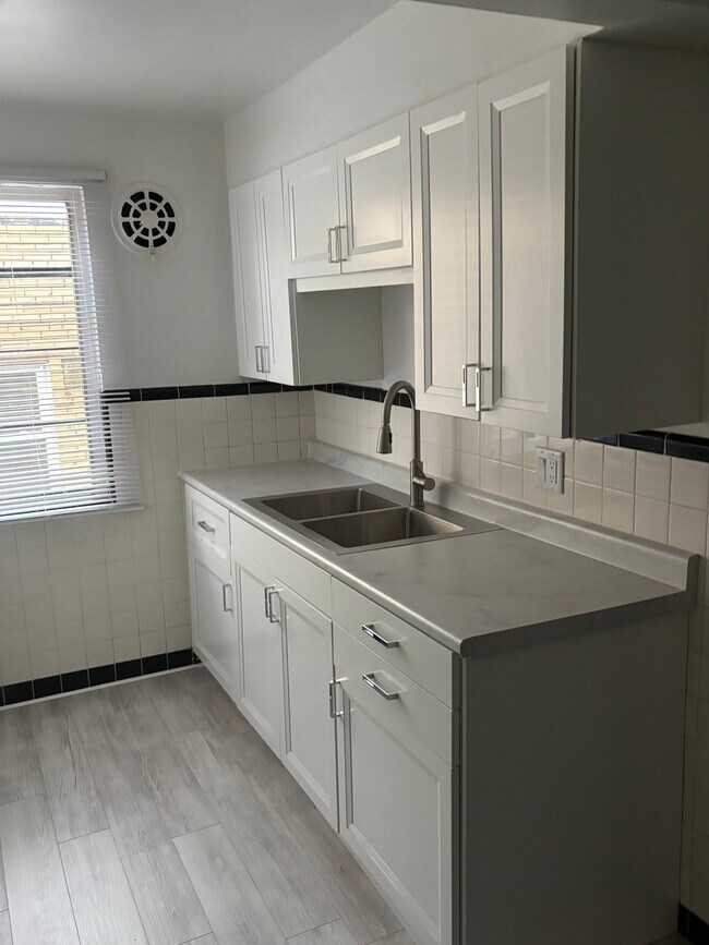 Cocina - 2340 Losantiville Ave