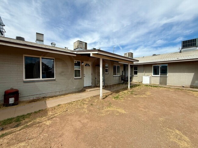 Building Photo - 745 E Weldon Ave