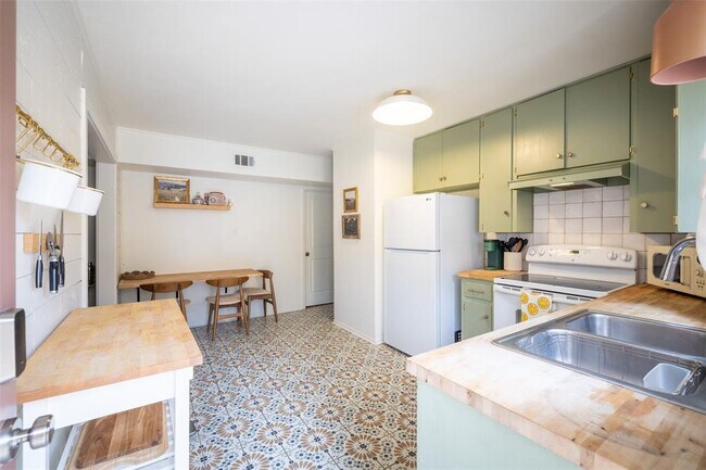 Foto del edificio - 4811 Shoalwood Ave