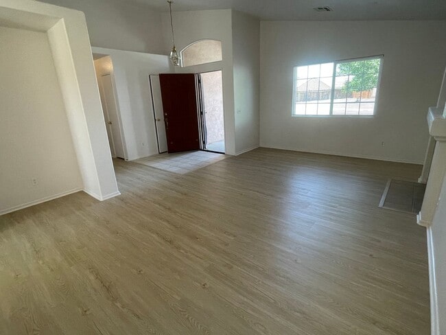 Foto del edificio - Adelanto Home-3 Bedrooms,2 Bathrooms, Laminate Floors, Indoor Laundry Room, Large Back Yard