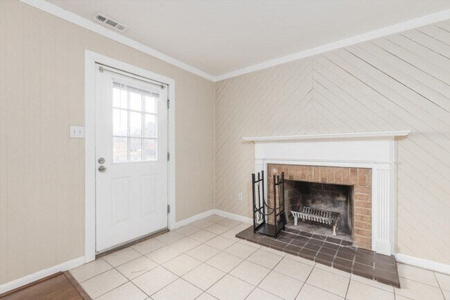 Building Photo - Swanky West Chesapeake 3BR/2.5BA End Unit ...