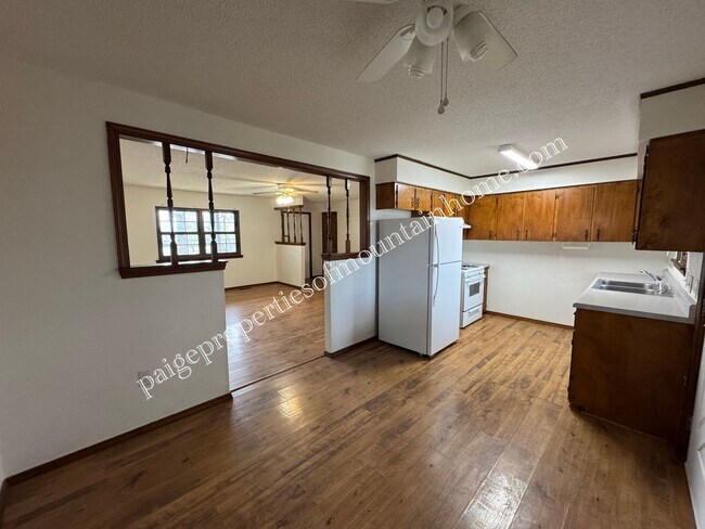 Foto del edificio - 3 Bedroom, 1 Bath Home on a Corner Lot