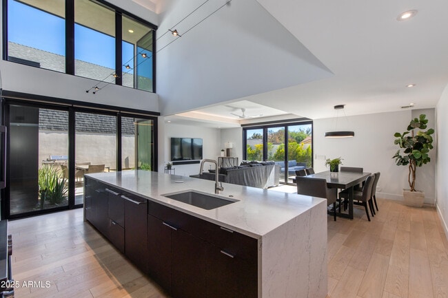 Building Photo - 1333 E Pomelo Grove Ln