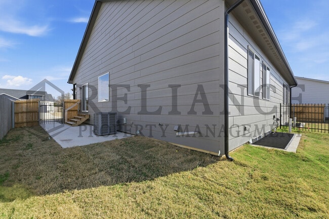 Building Photo - 5259 N Pinecrest Ct