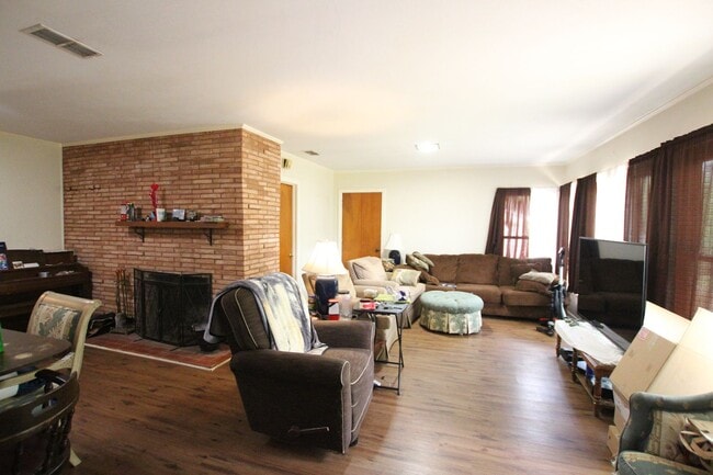 Building Photo - Coming Soon! Spacious 4 Bedroom 2 Bath Home!