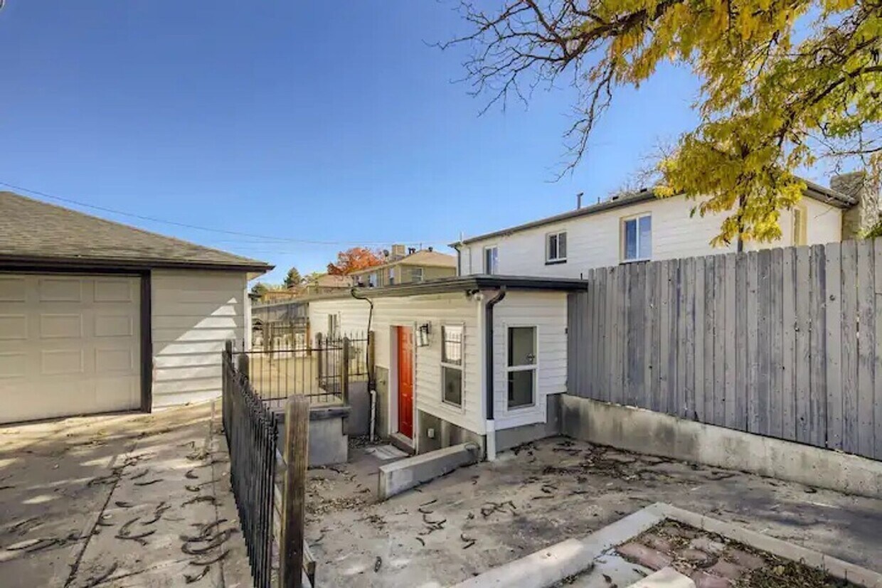 Primary Photo - 2359 W Moffat Pl