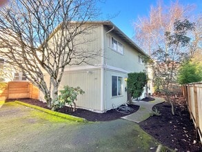 Building Photo - 380 SE 27th Ave