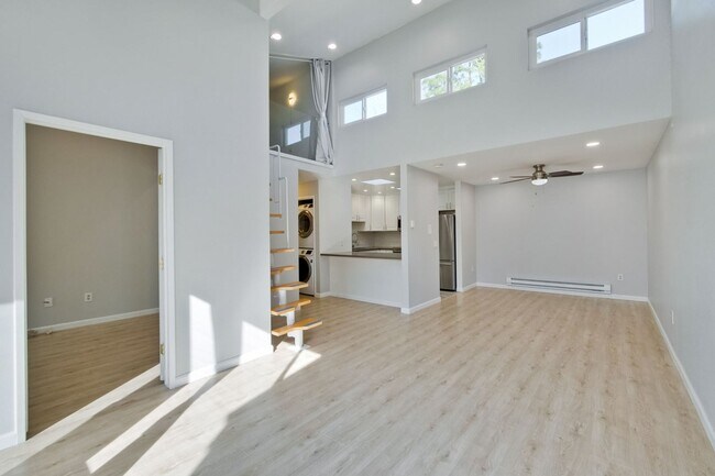 Building Photo - Remodeled 2 Bed 2 Bath Modern Condo with B...