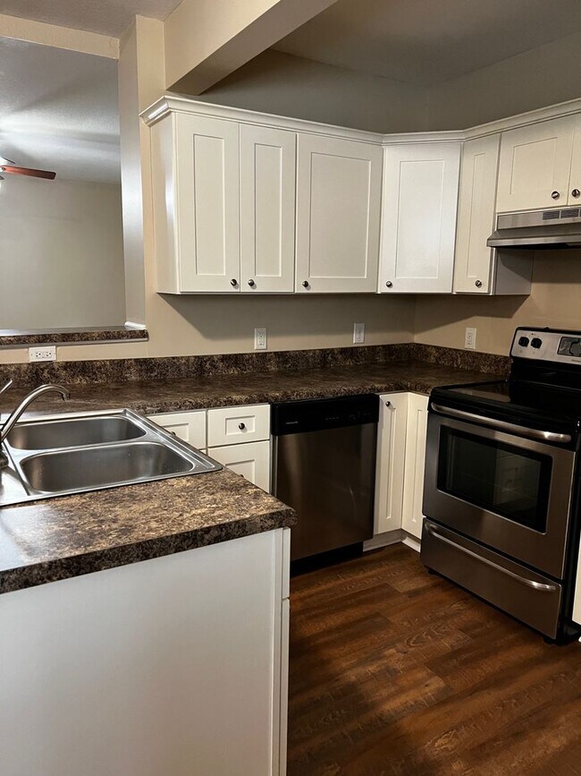 Building Photo - 2 Bedroom / 1 Bath  Johnson City, TN