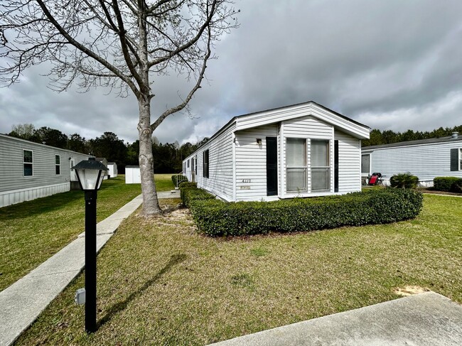 Building Photo - Available Now! 3 Bedroom 2 bath unit