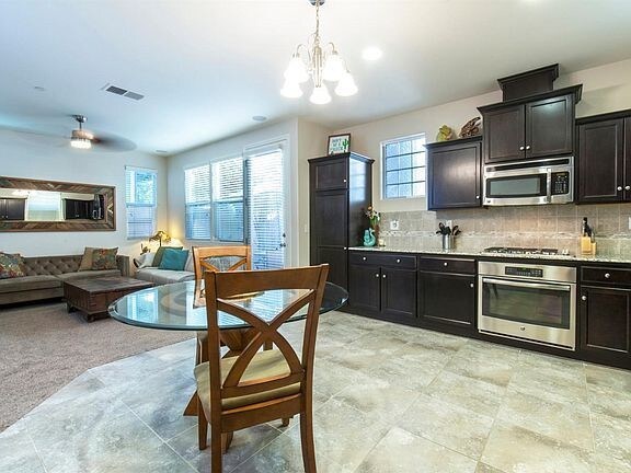 Building Photo - Clovis 3 BED AN 2.5 BATH GREAT HOME FOR YOU