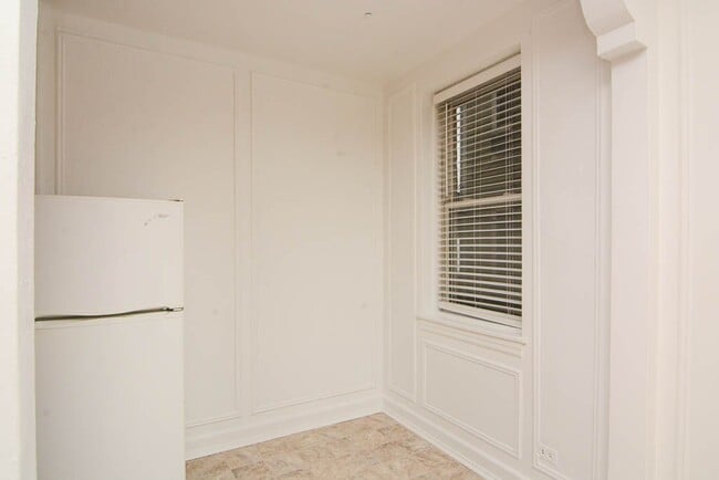 Building Photo - 4060 N Kenmore Ave