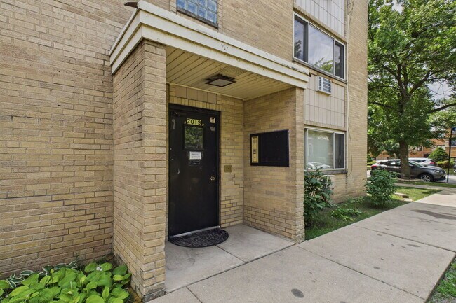 Foto del edificio - 7019 N Ridge Blvd