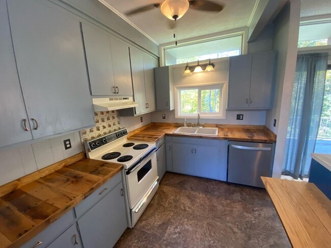 Building Photo - 218 Hillside Dr