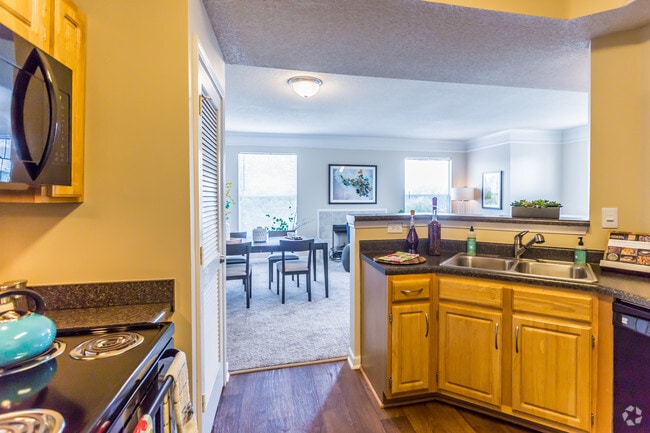 Cocina modelo con vista a la sala de estar | Apartamentos en Memphis, Tennessee | Apartamentos Waterford Place - Waterford Place Apartment Homes